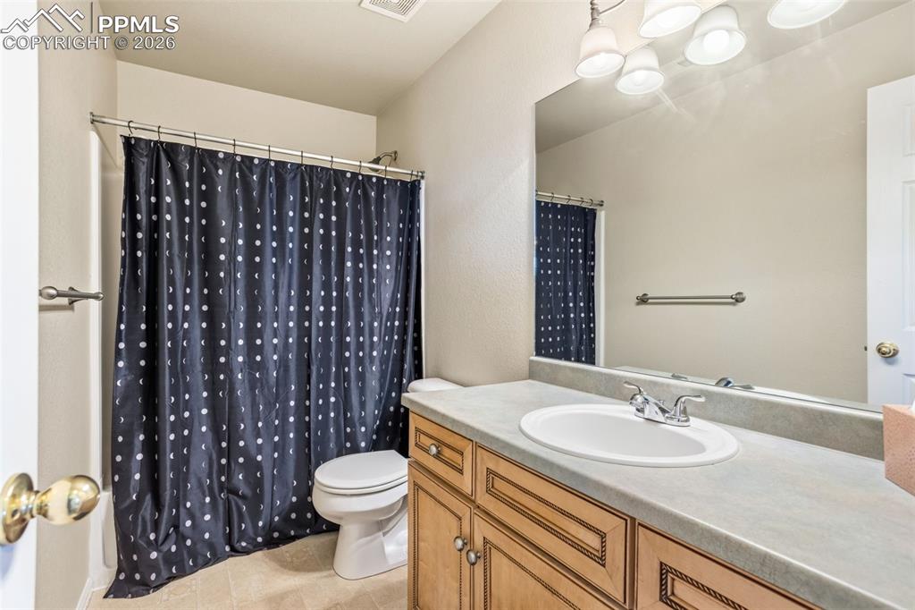 Image 21 of 33: Bathroom