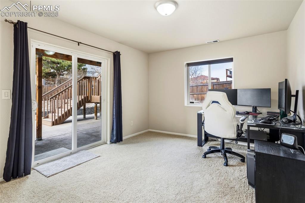 Image 26 of 33: Office