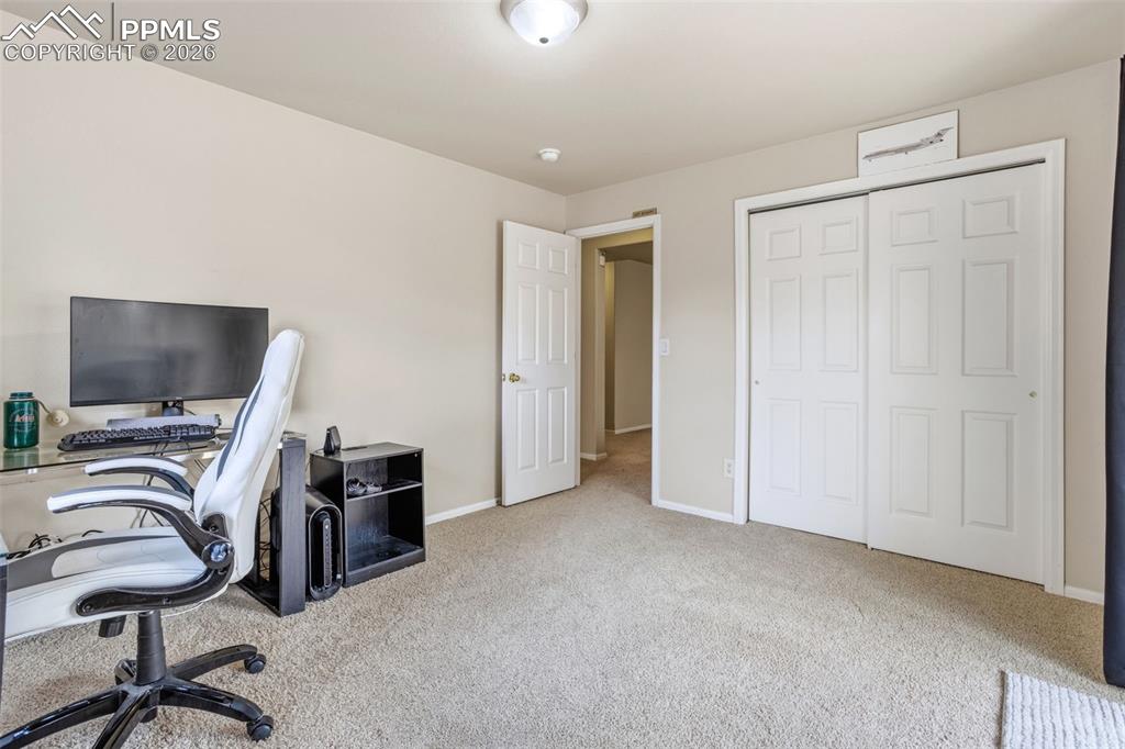 Image 27 of 33: Office