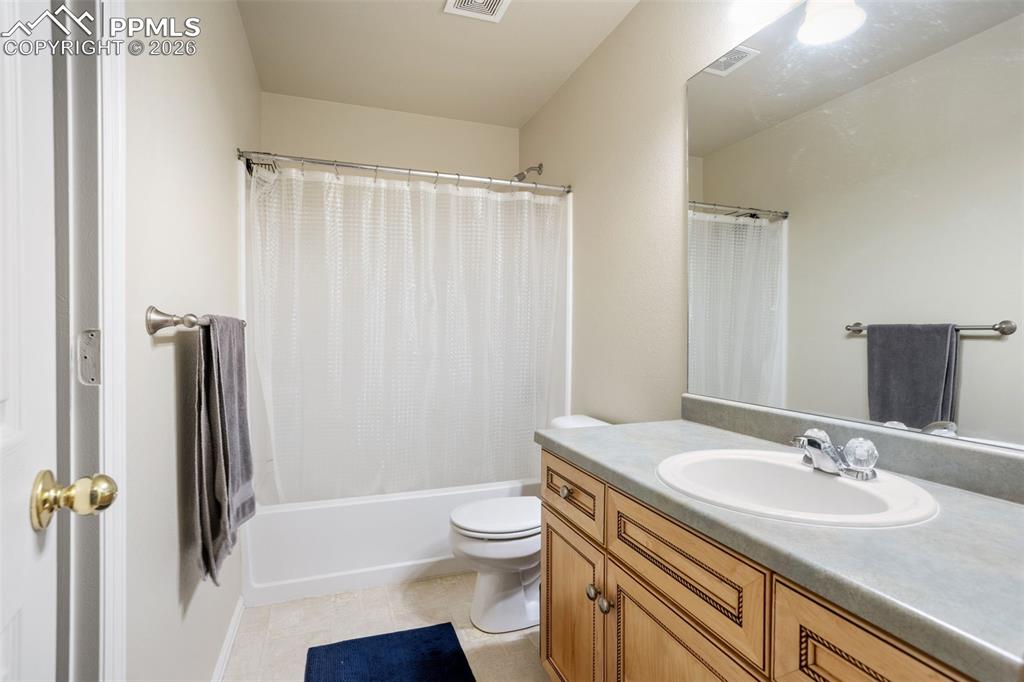 Image 28 of 33: Bathroom