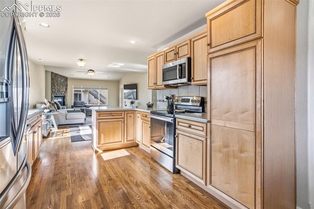 Image 7 of 33: Kitchen