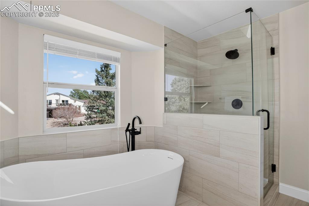Image 15 of 28: Soaking tub & walk-in shower