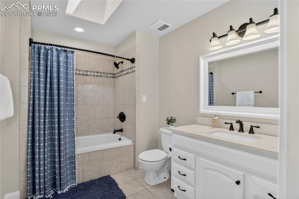 Image 21 of 28: Full guest bath - upper level