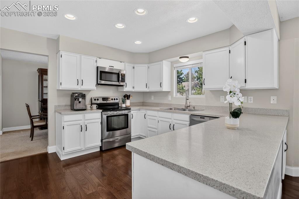 Image 5 of 28: Kitchen w/ granite counters