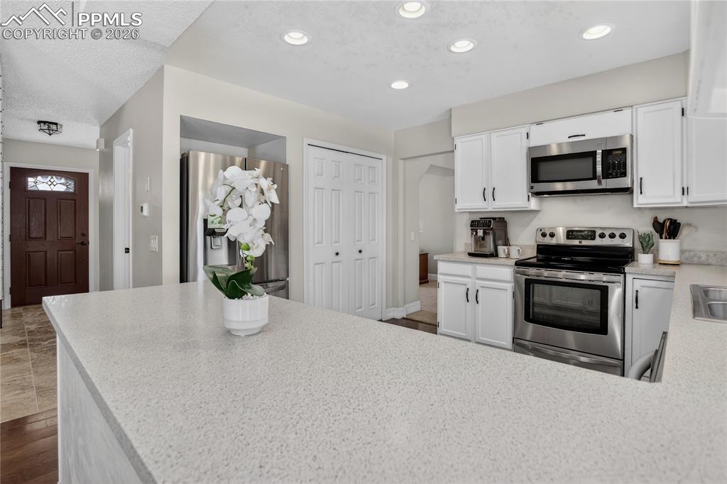 Image 6 of 28: Stainless steel appliances