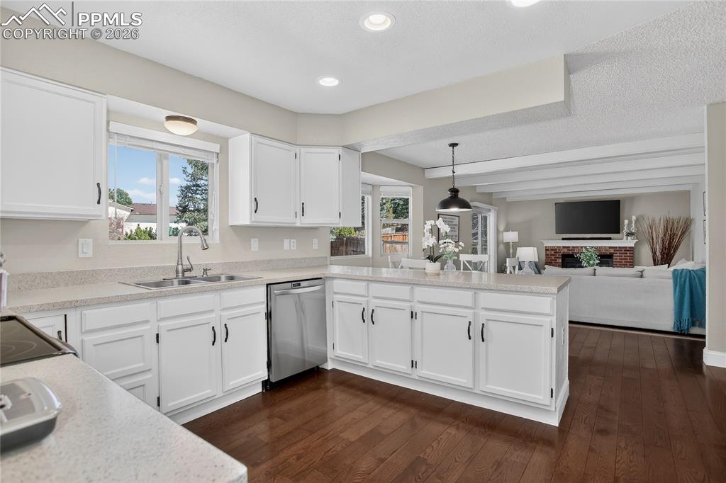 Image 7 of 28: Open layout entertainment space