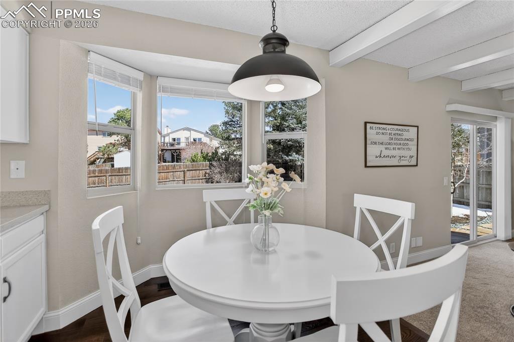 Image 8 of 28: Kitchen eat-in