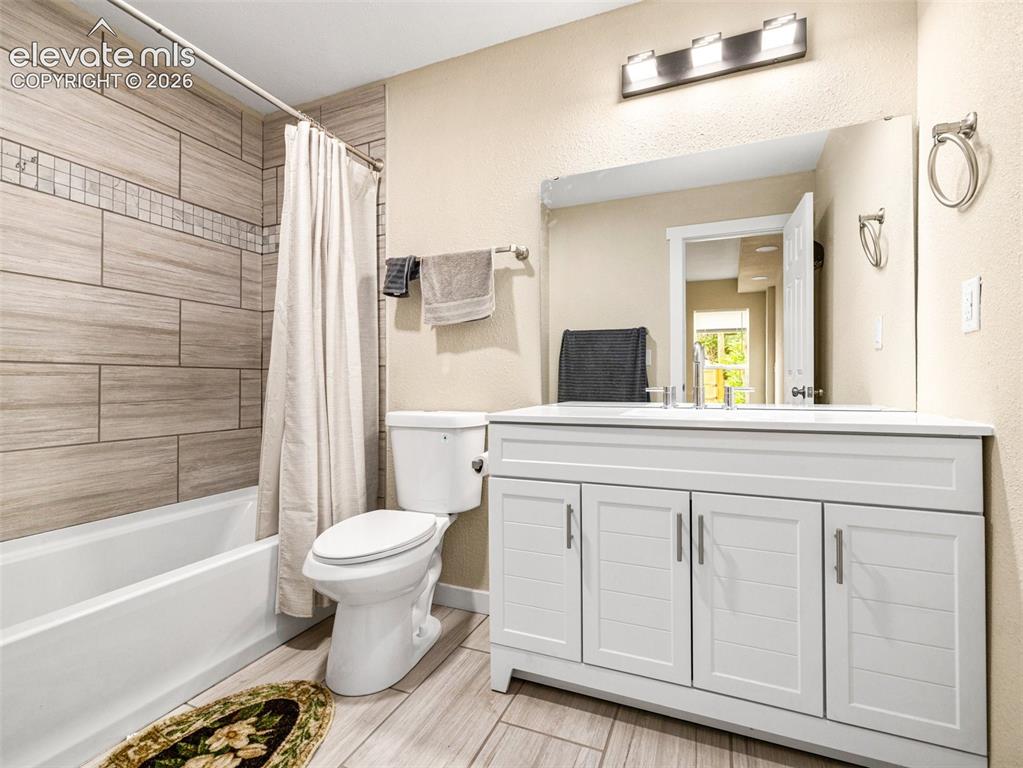 Image 14 of 20: Bathroom
