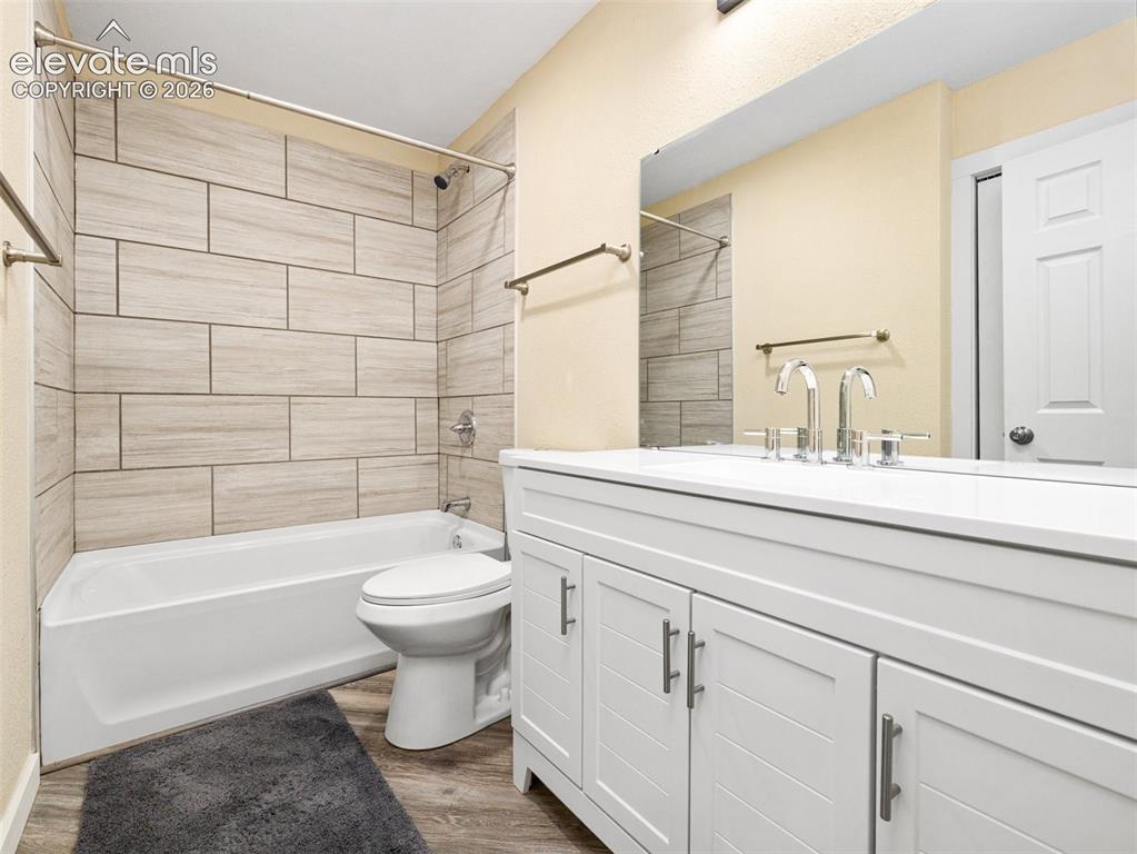 Image 15 of 20: Bathroom