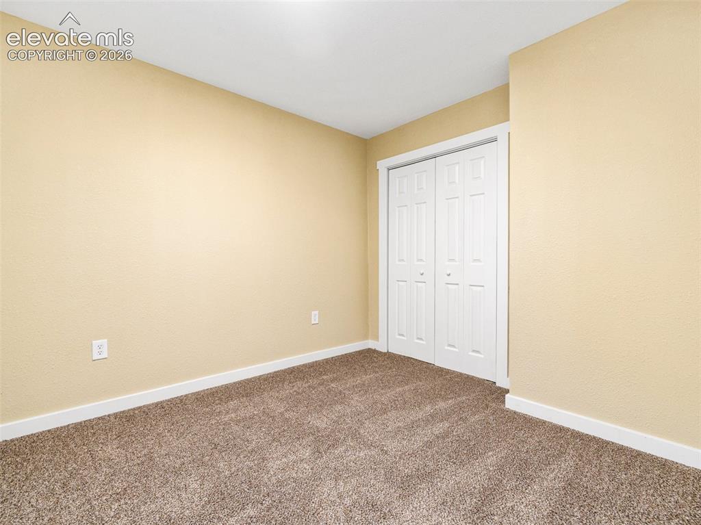 Image 16 of 20: Bedroom