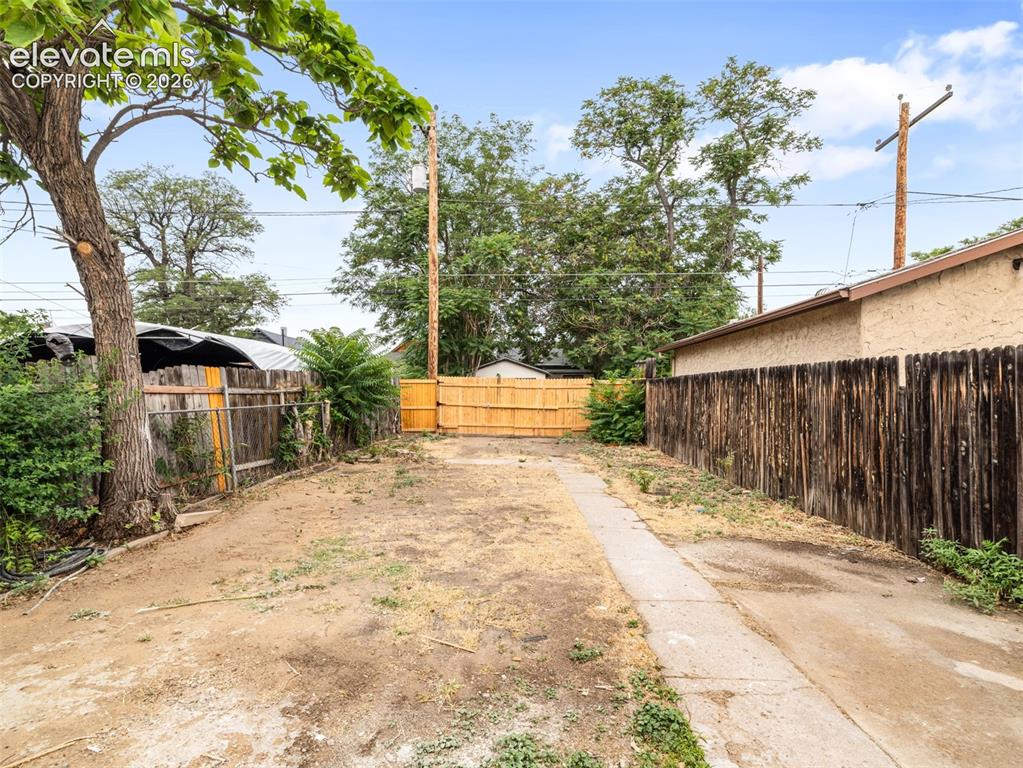 Image 18 of 20: Yard