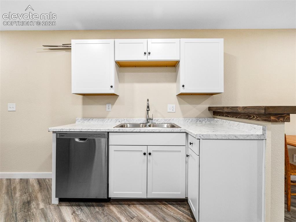 Image 8 of 20: Kitchen