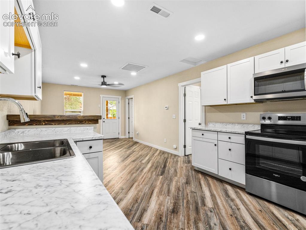 Image 9 of 20: Kitchen