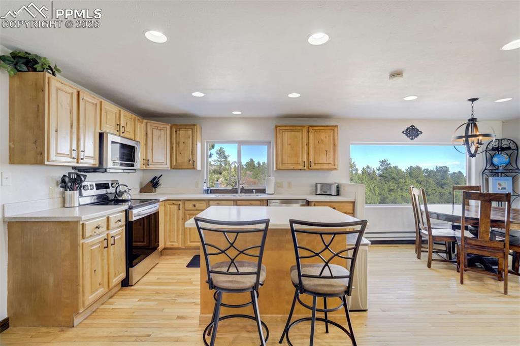 Image 13 of 50: Kitchen