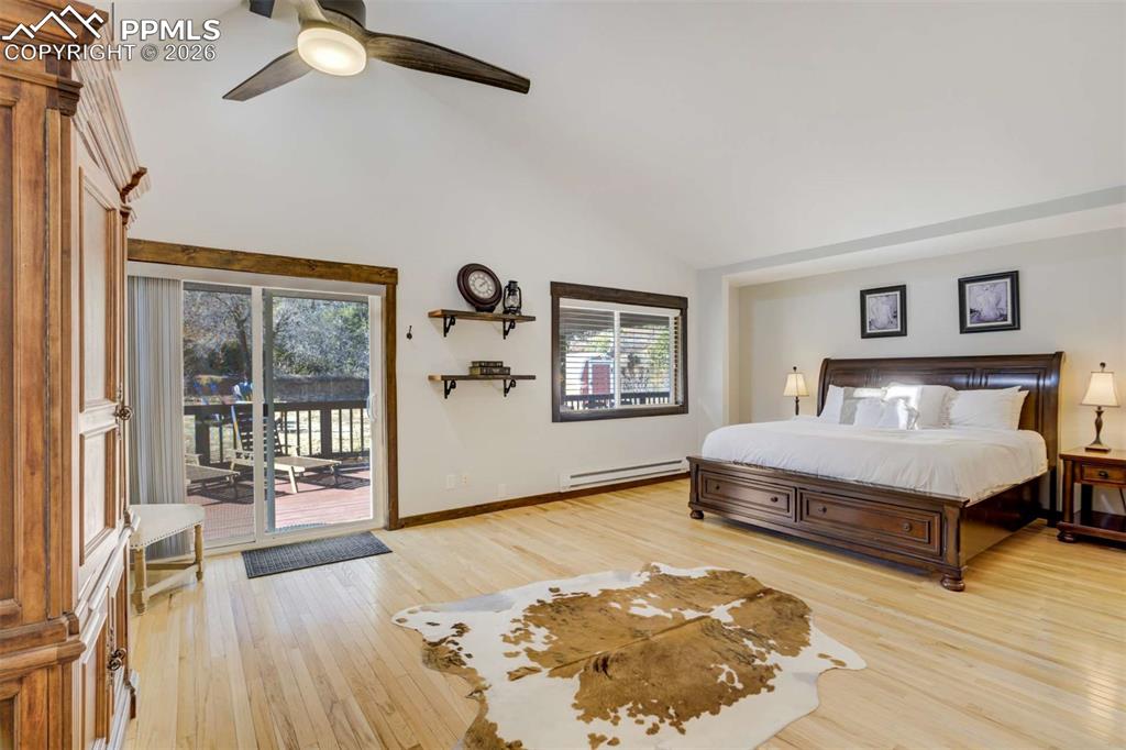 Image 19 of 50: Bedroom