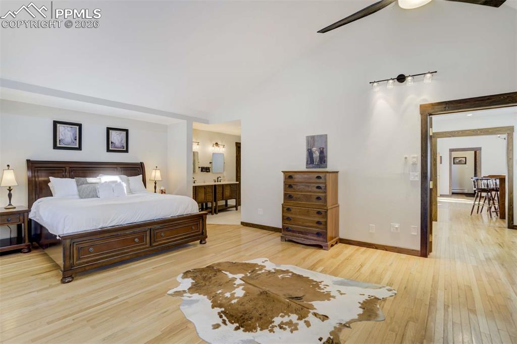 Image 20 of 50: Bedroom