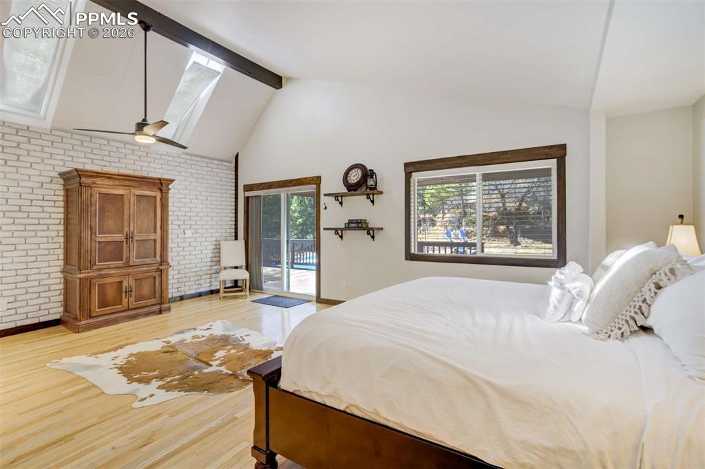 Image 21 of 50: Bedroom