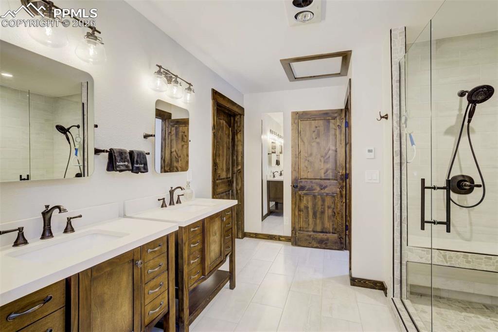 Image 22 of 50: Bathroom