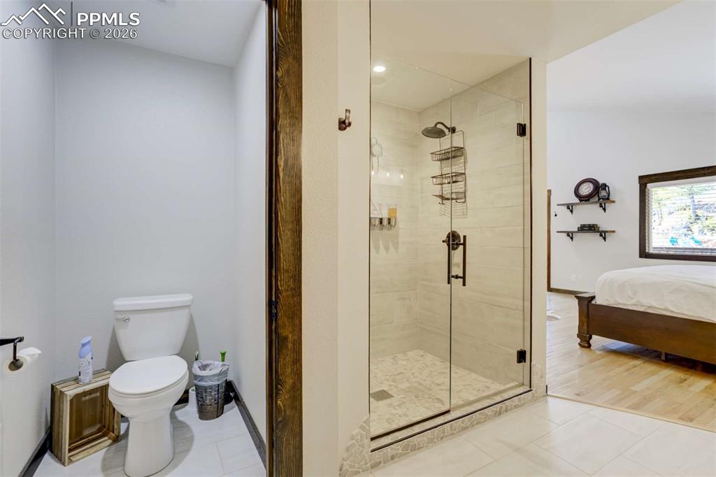 Image 23 of 50: Bathroom