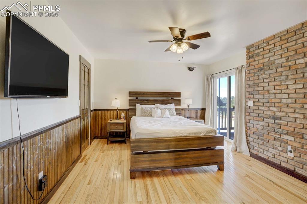 Image 25 of 50: Bedroom