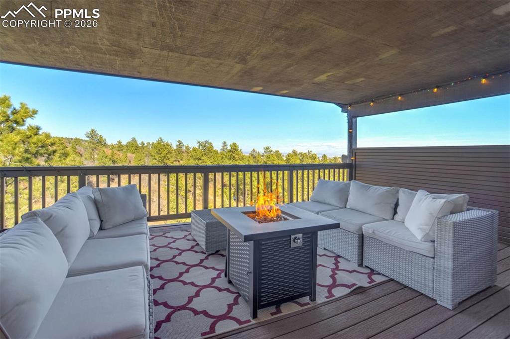 Image 30 of 50: Deck