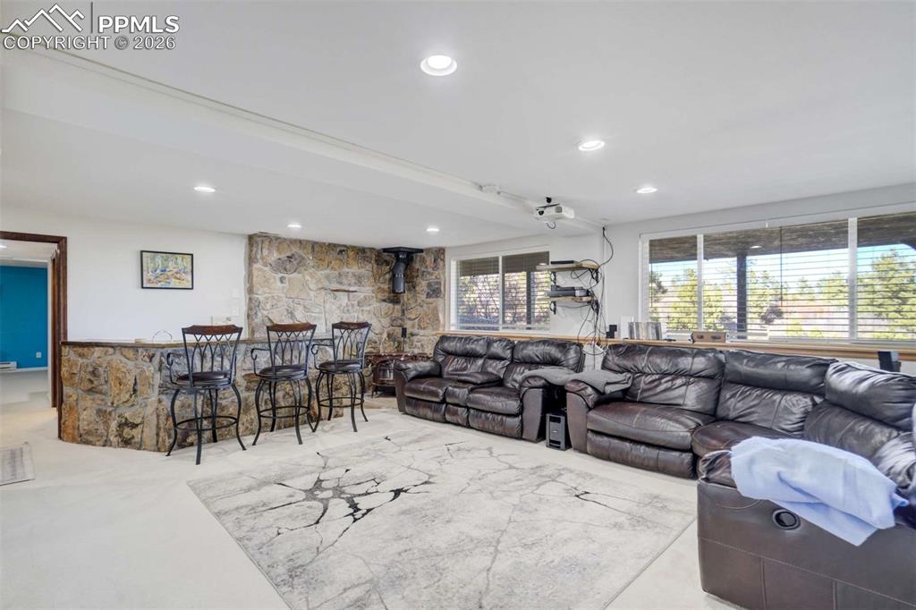 Image 34 of 50: Living Room