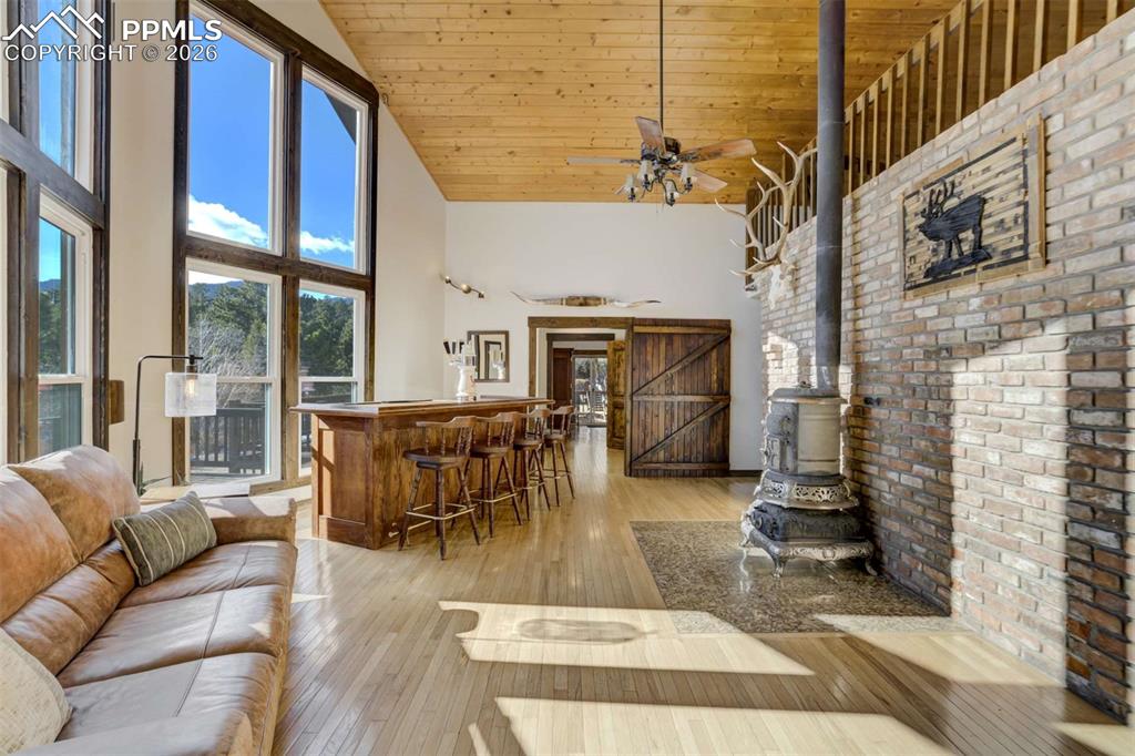 Image 6 of 50: Living Room