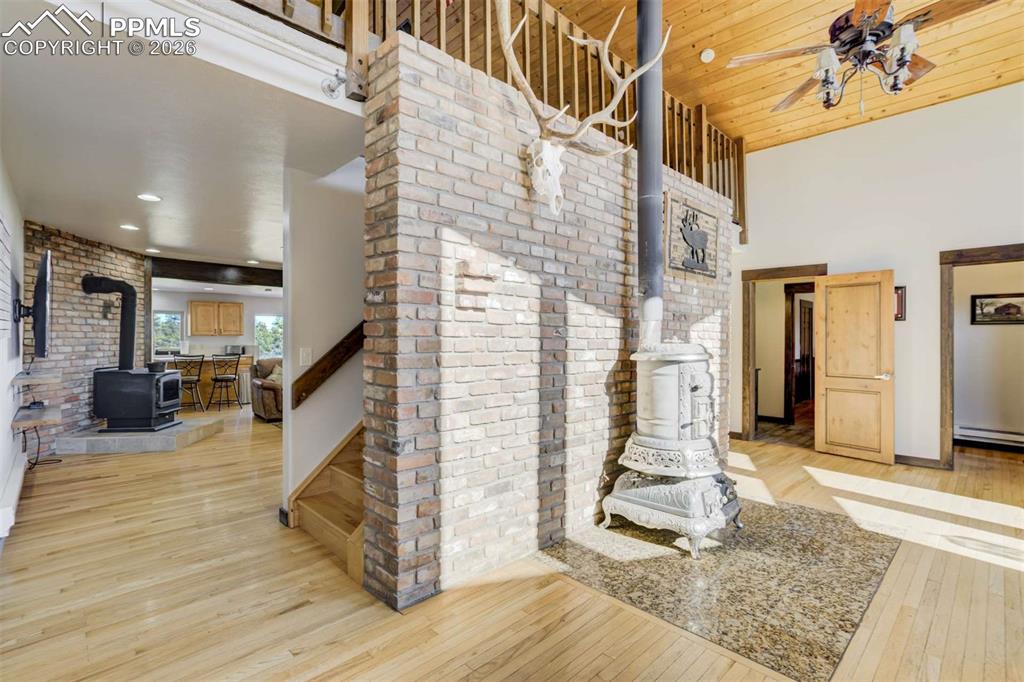 Image 8 of 50: Living Room