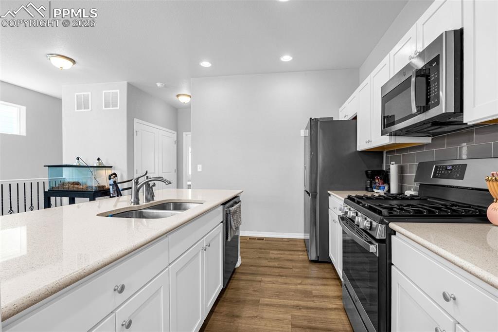 Image 10 of 20: Kitchen