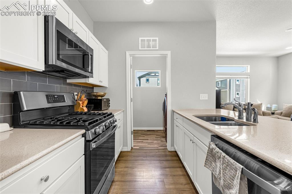 Image 11 of 20: Kitchen