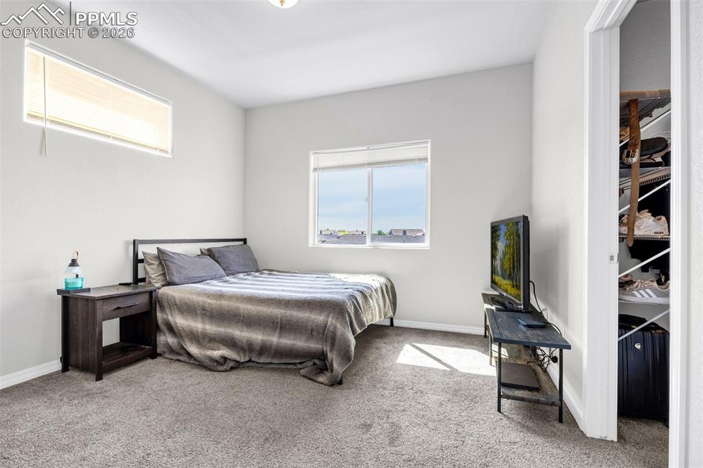 Image 14 of 20: Bedroom