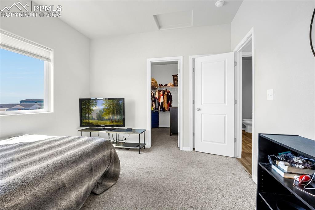 Image 15 of 20: Bedroom