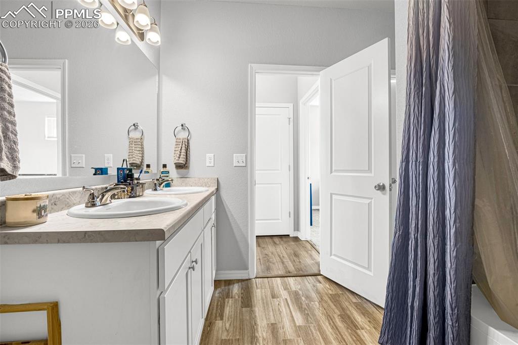 Image 16 of 20: Bathroom