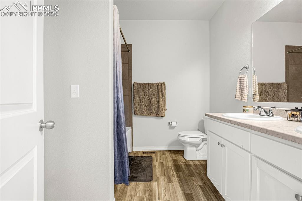 Image 17 of 20: Bathroom