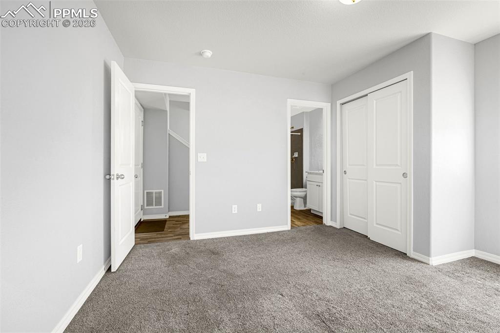 Image 18 of 20: Bedroom