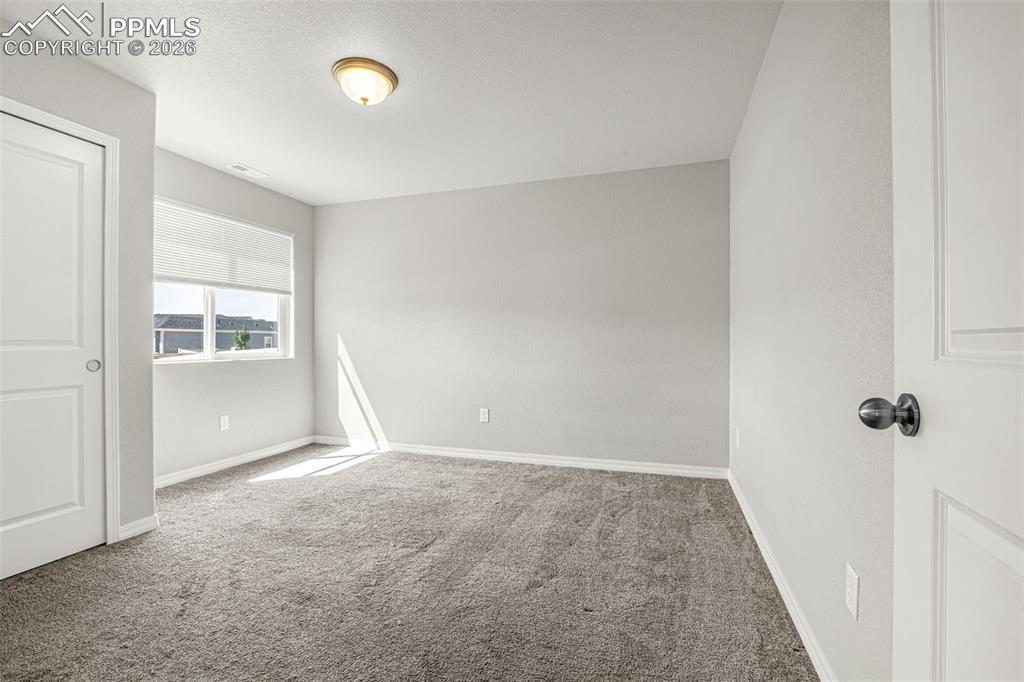 Image 19 of 20: Bedroom