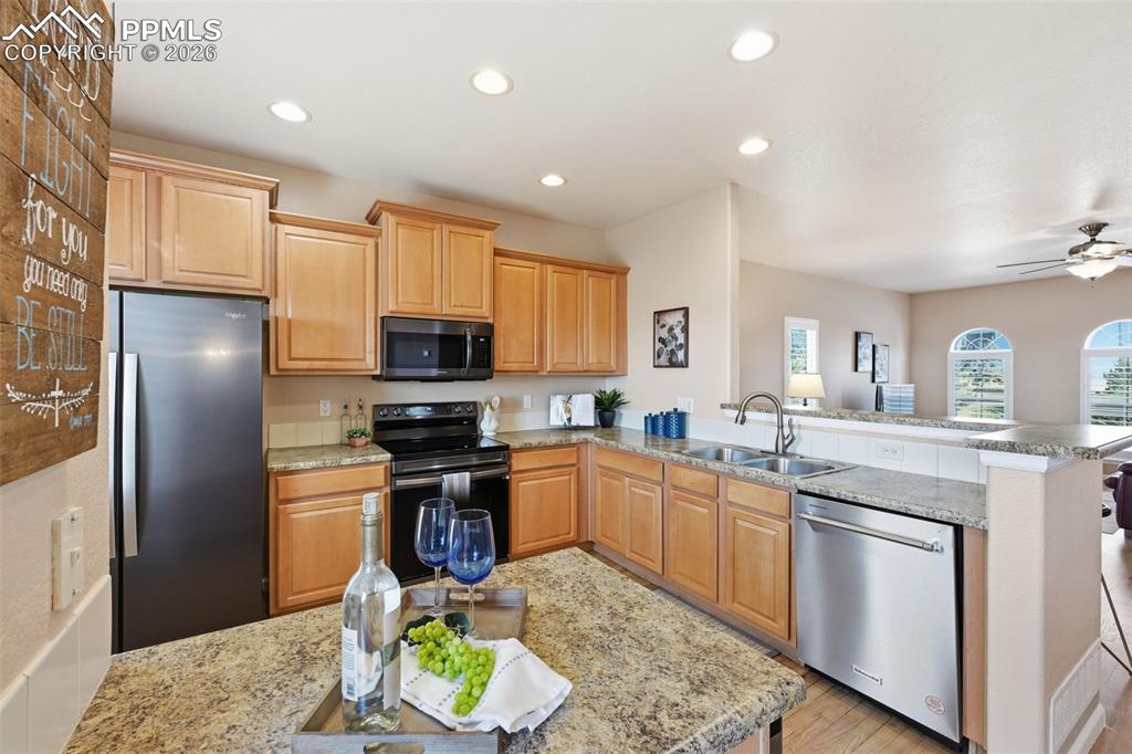 Image 13 of 27: Kitchen