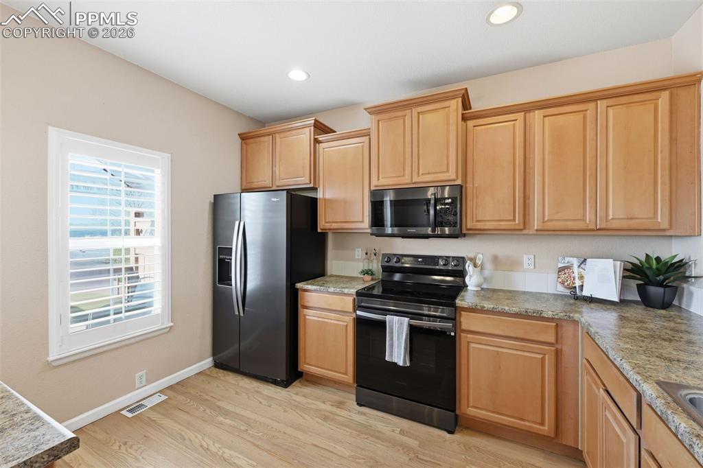 Image 14 of 27: Kitchen