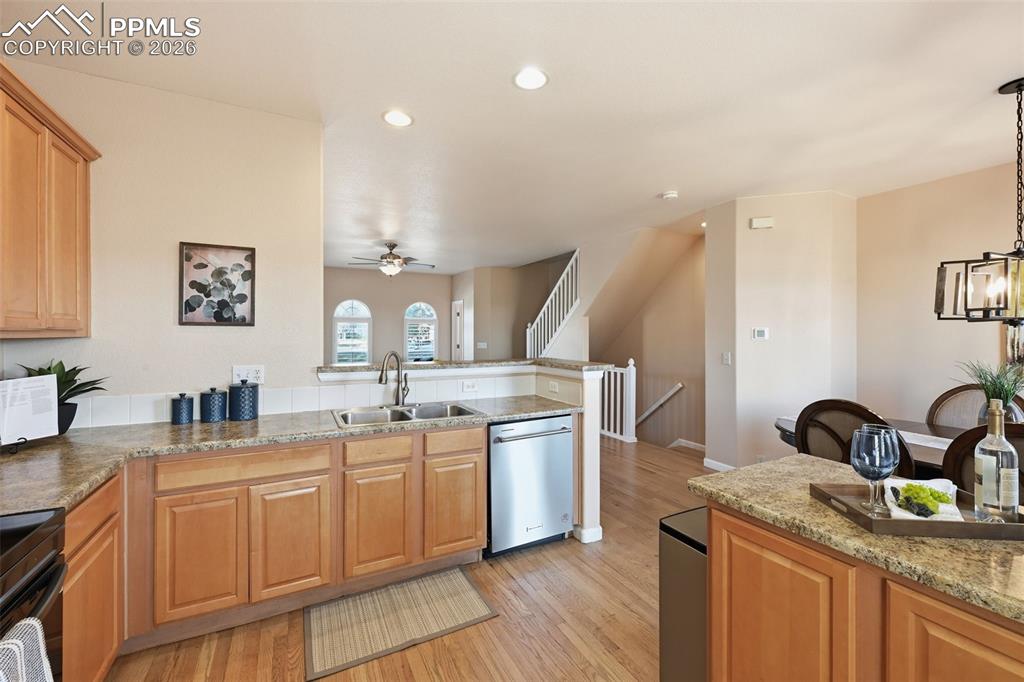 Image 15 of 27: Kitchen