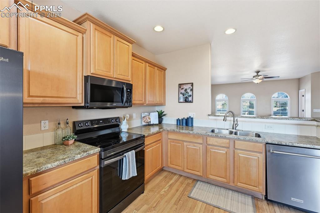 Image 16 of 27: Kitchen