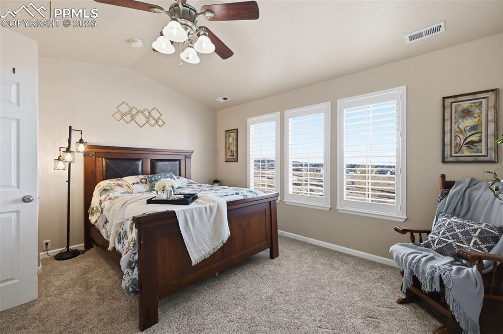 Image 17 of 27: Bedroom