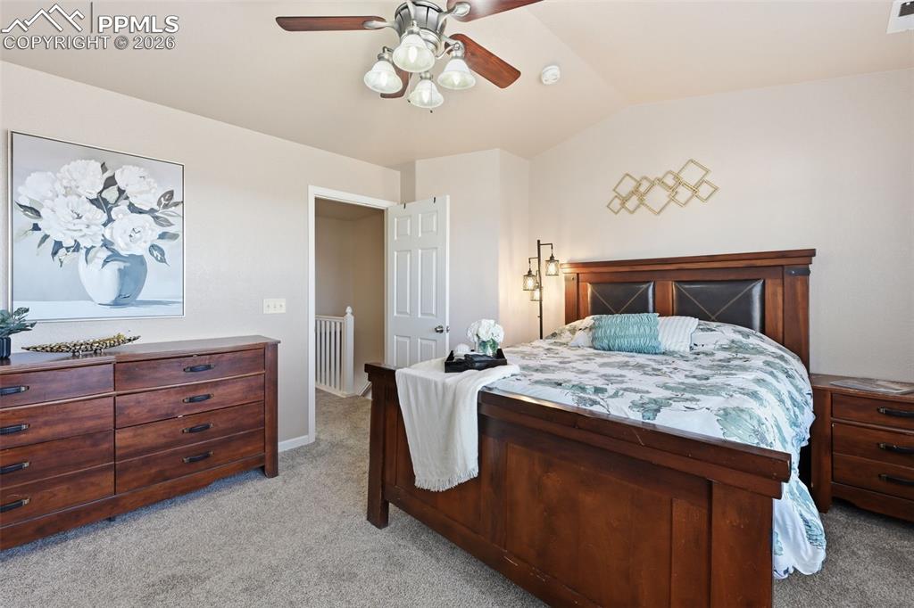 Image 18 of 27: Bedroom