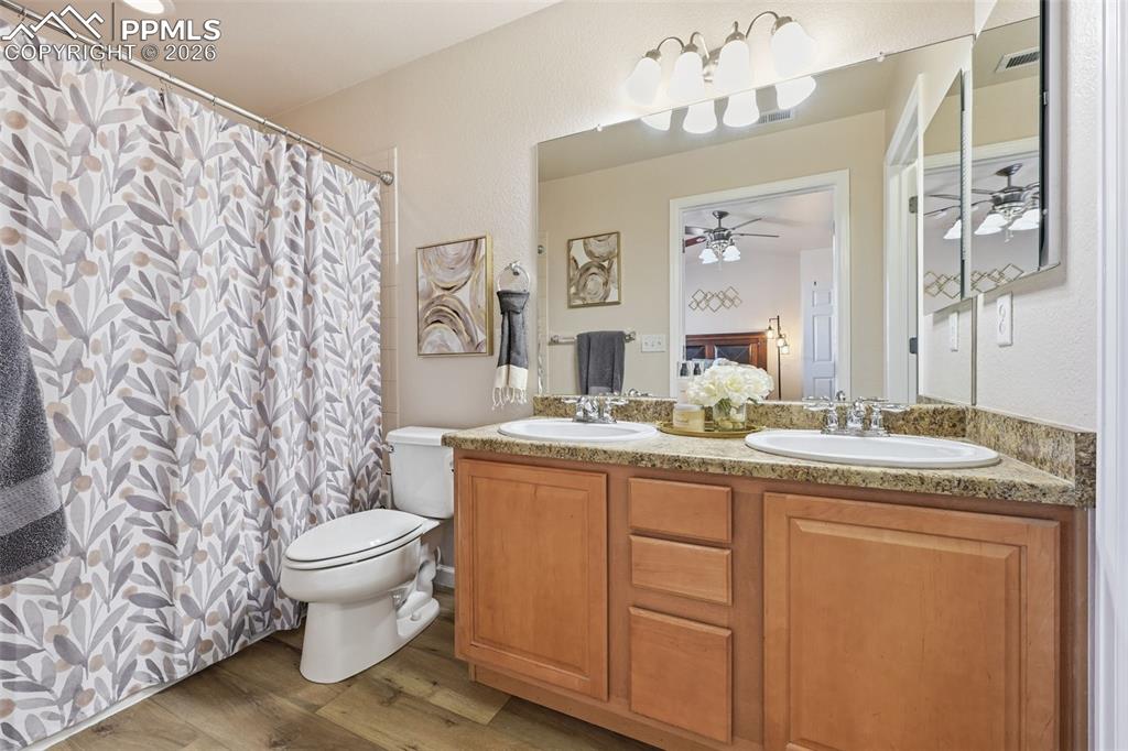 Image 19 of 27: Bathroom