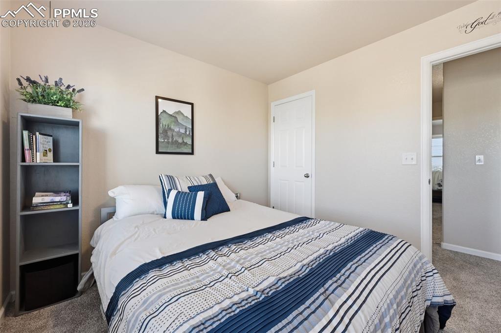 Image 23 of 27: Bedroom