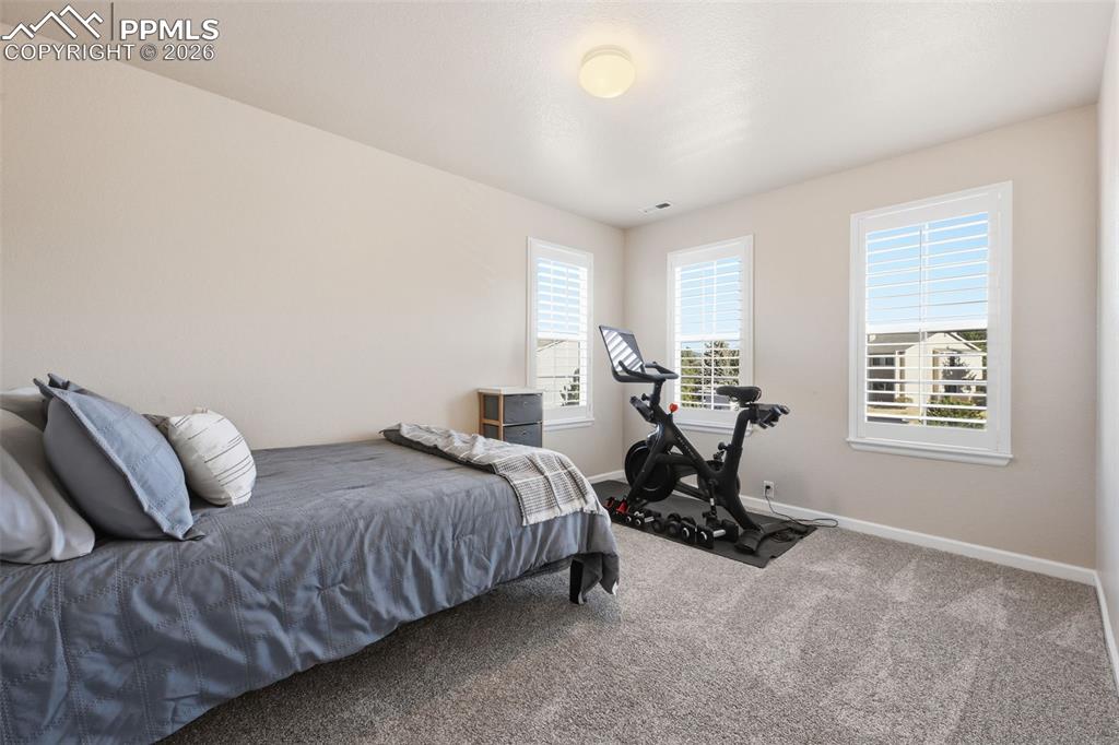 Image 24 of 27: Bedroom