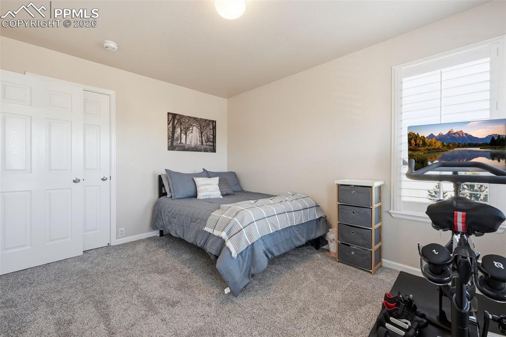 Image 25 of 27: Bedroom