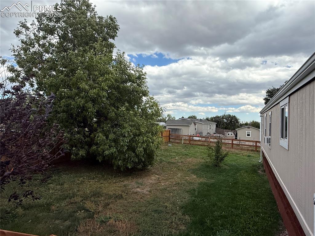 Image 11 of 14: Yard