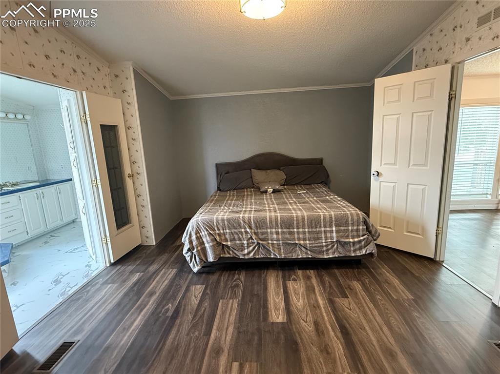 Image 6 of 14: Bedroom