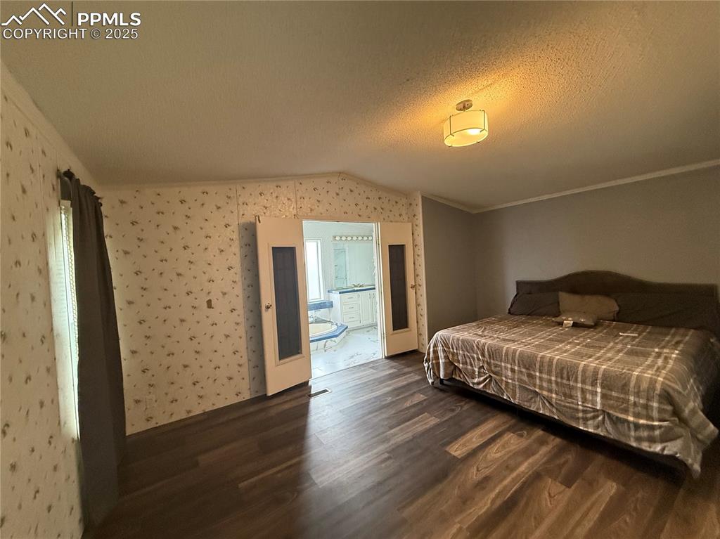 Image 7 of 14: Bedroom