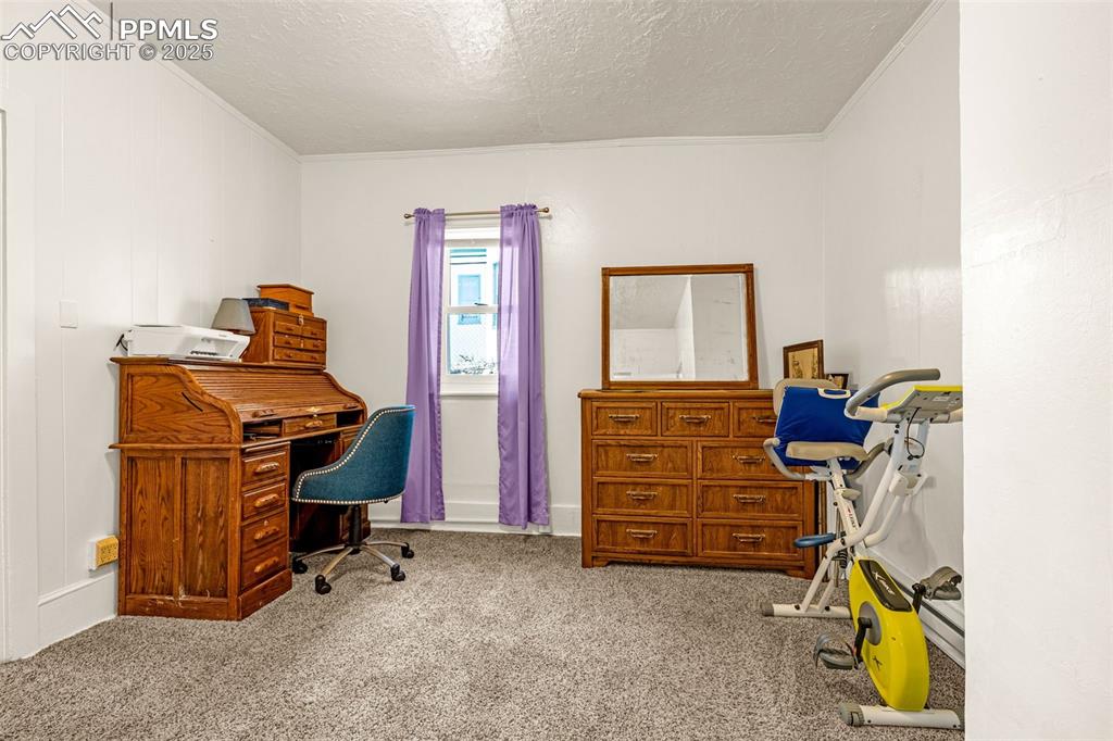 Image 17 of 30: Office